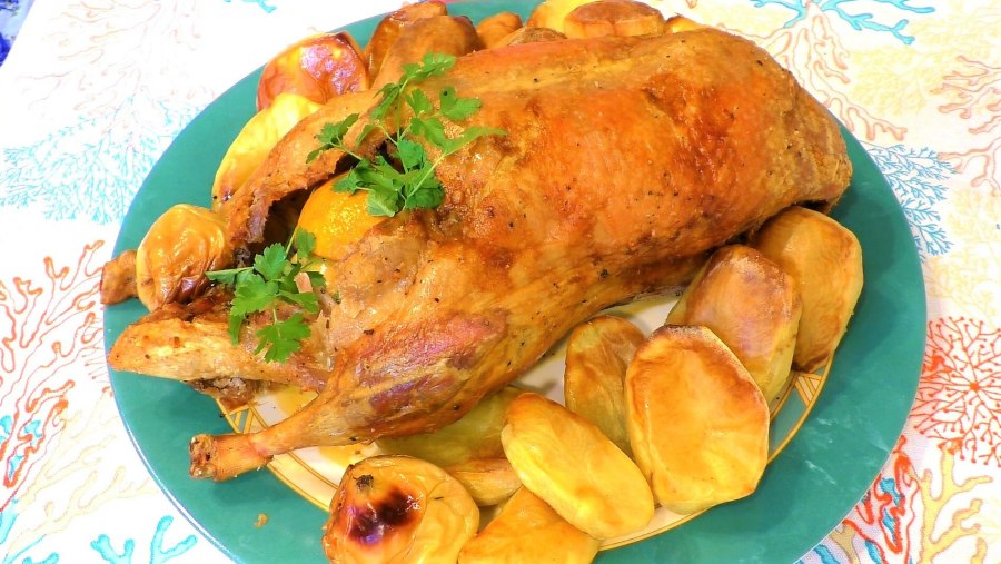 Утка с яблоками в рукаве