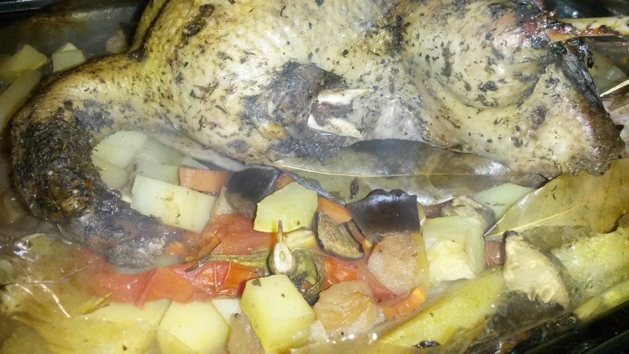 Утка запеченная в духовке целиком в рукаве