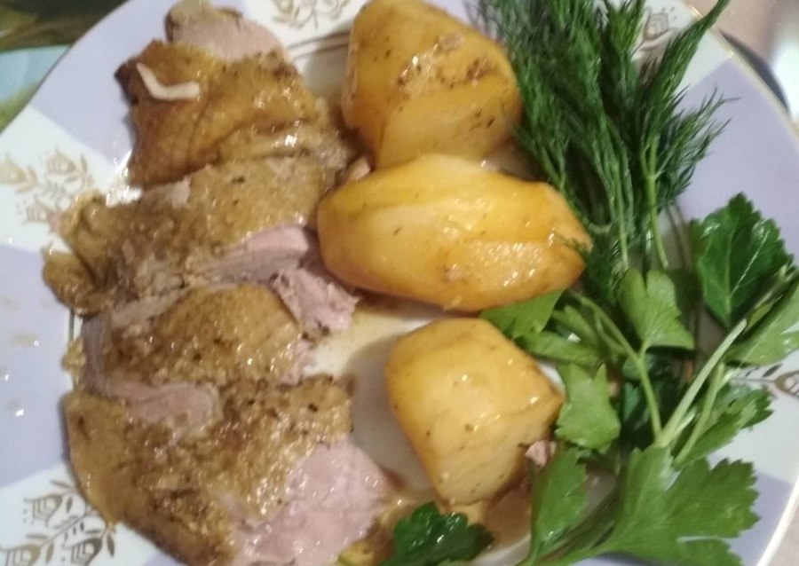 Зажаренная утка в духовке с румяной корочкой