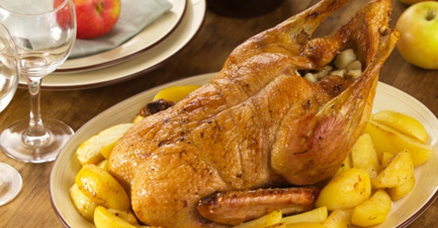 Утка в духовке целиком в рукаве