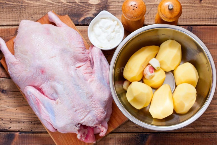 Утка с яблоками в духовке в рукаве с картошкой