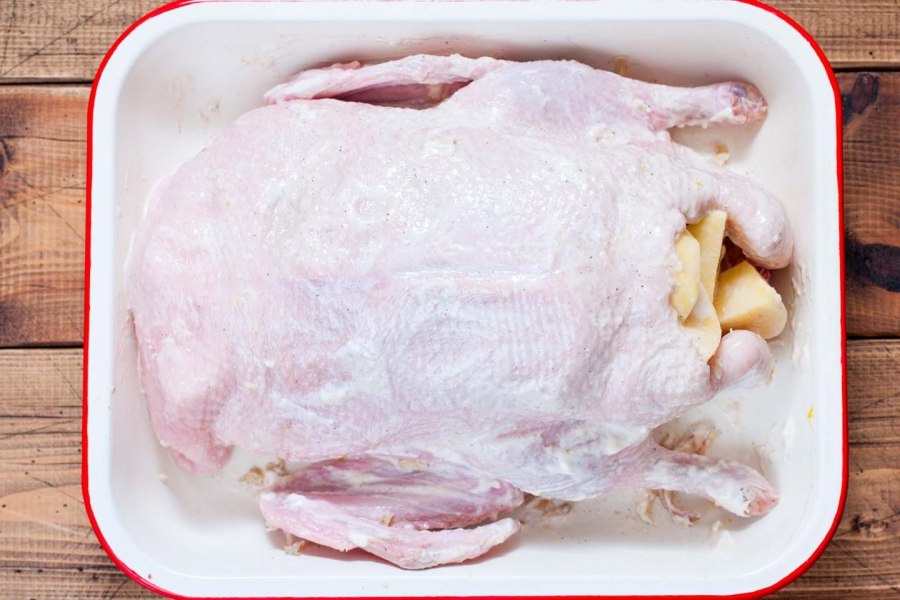 Утка запеченная в духовке с яблоками и картошкой