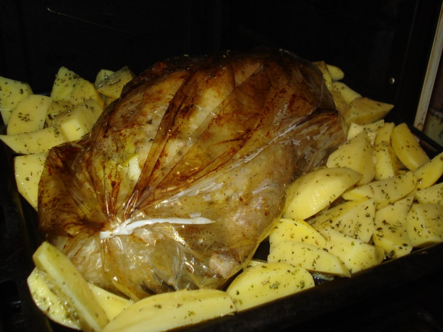 Утку в рукаве в духовке