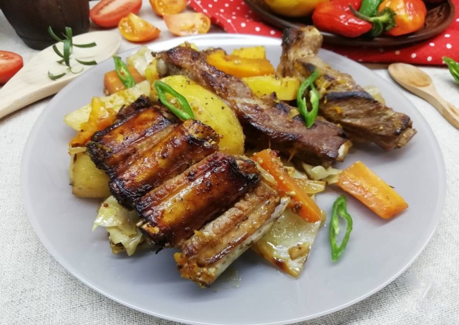 Говяжьи ребра в духовке с картошкой
