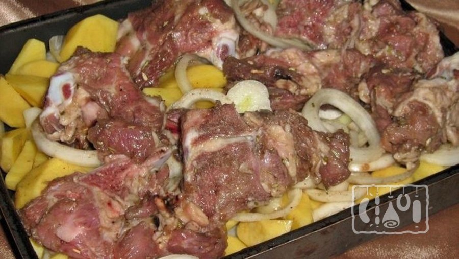 Рёбрышки в духовке с картошкой