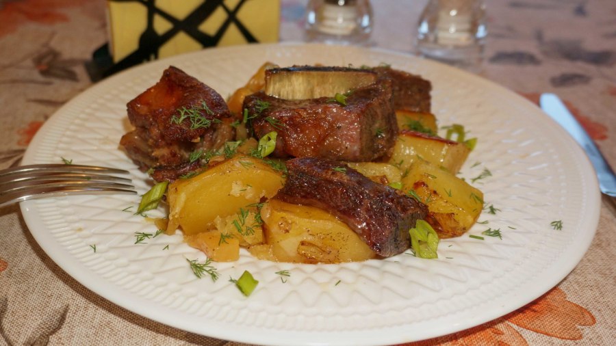 Рёбрышки в духовке с картошкой