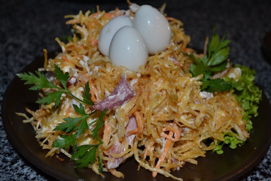 Салат гнездо глухаря в ресторане