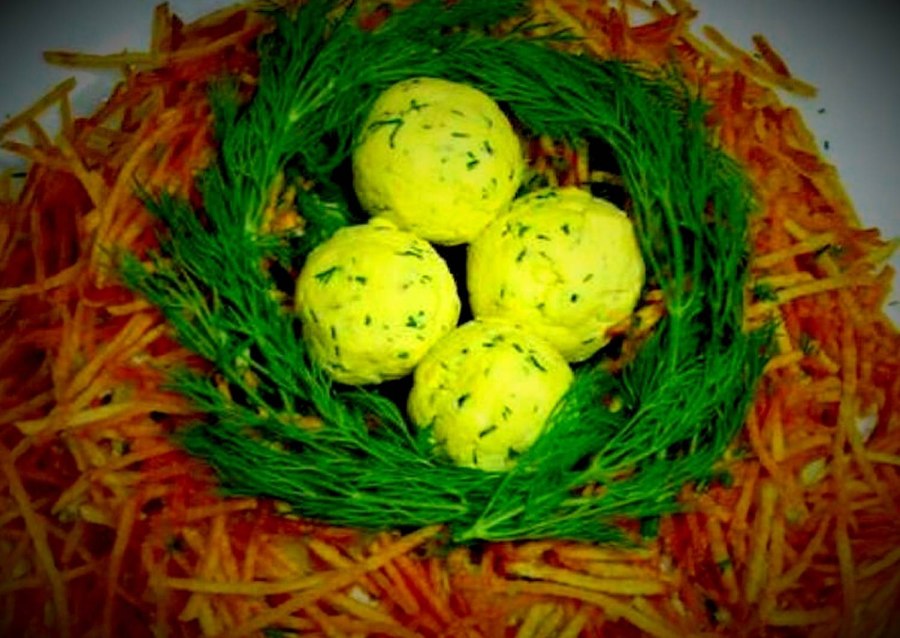 Салат гнездо глухаря на черном фоне на черном посуде