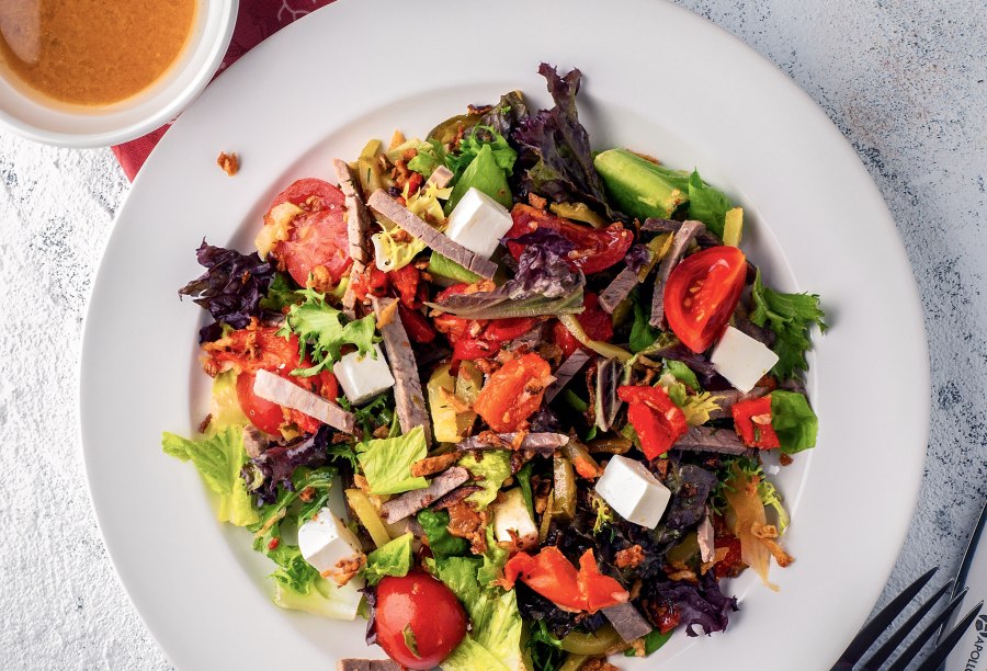 Салат микс с говядиной