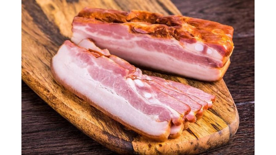 Варёное сало в луковой шелухе