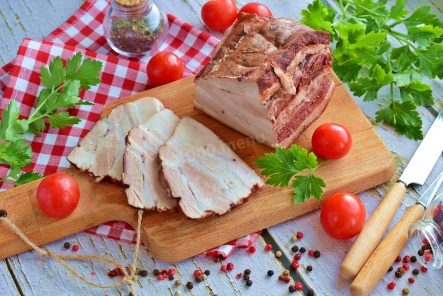 Грудинка свиная копченая