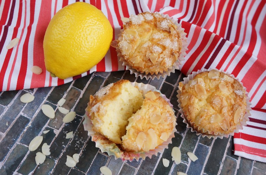 Миндальный пирог с черносливом