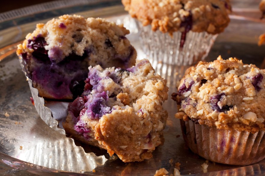 Постный пирог на миндальной муке с клубникой