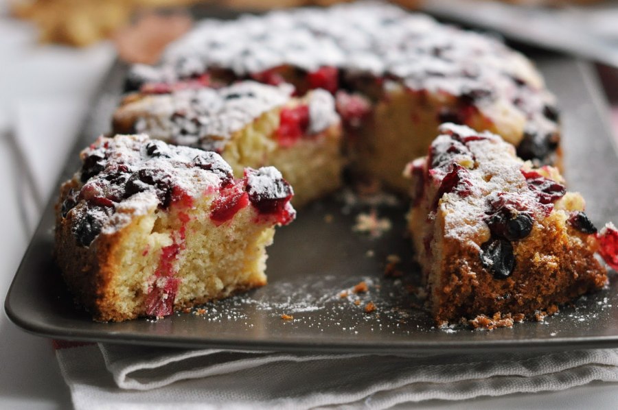 Кекс с брусникой