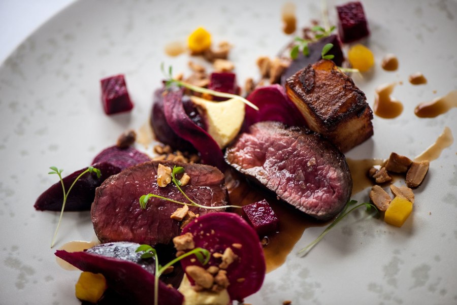 Оленина со свекольным муссом