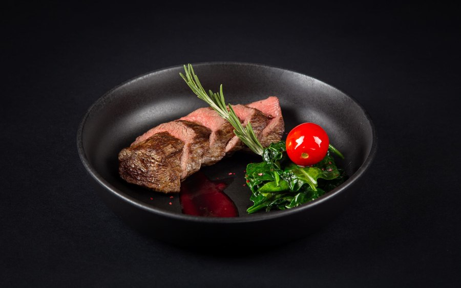 Ростбиф на черном фоне