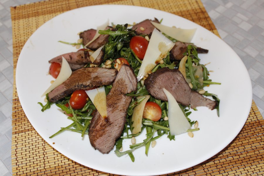 Салат с ростбифом из оленины