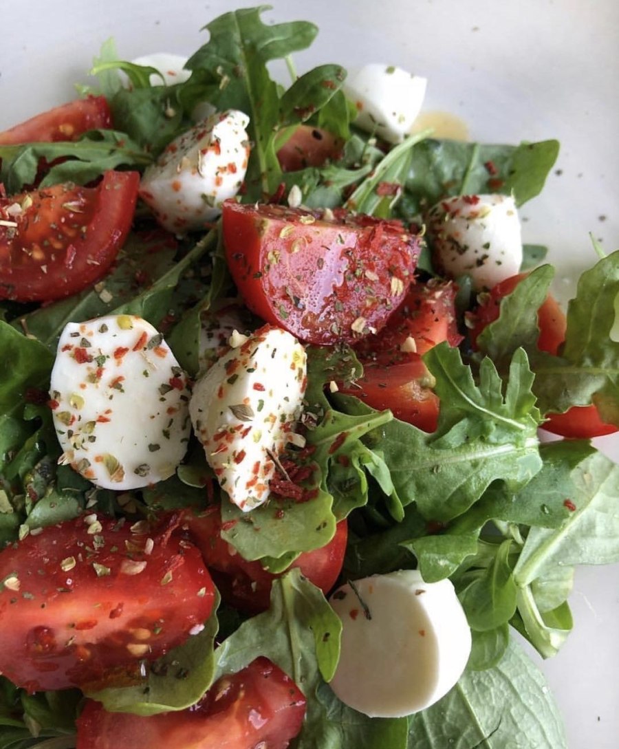 Салат с моцареллой