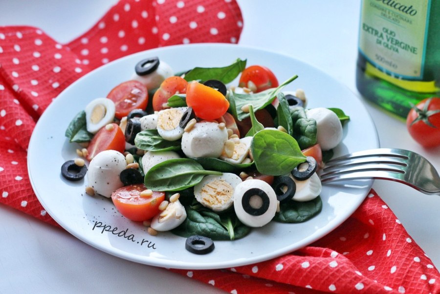 Капрезе с мини моцареллой