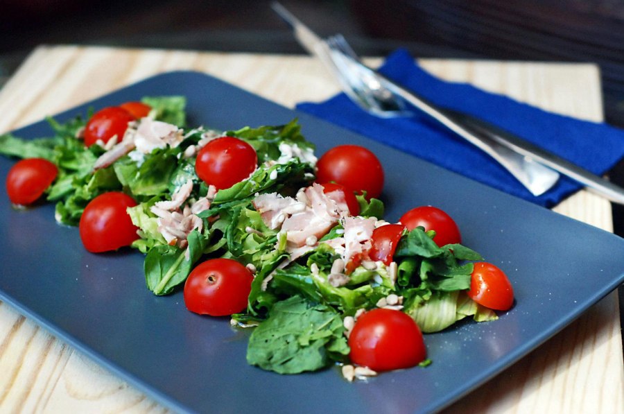 Салат с моцареллой с яйцом и помидорами