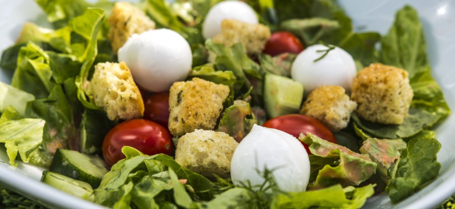 Салат с перепелиными яйцами и помидорами черри и моцареллой