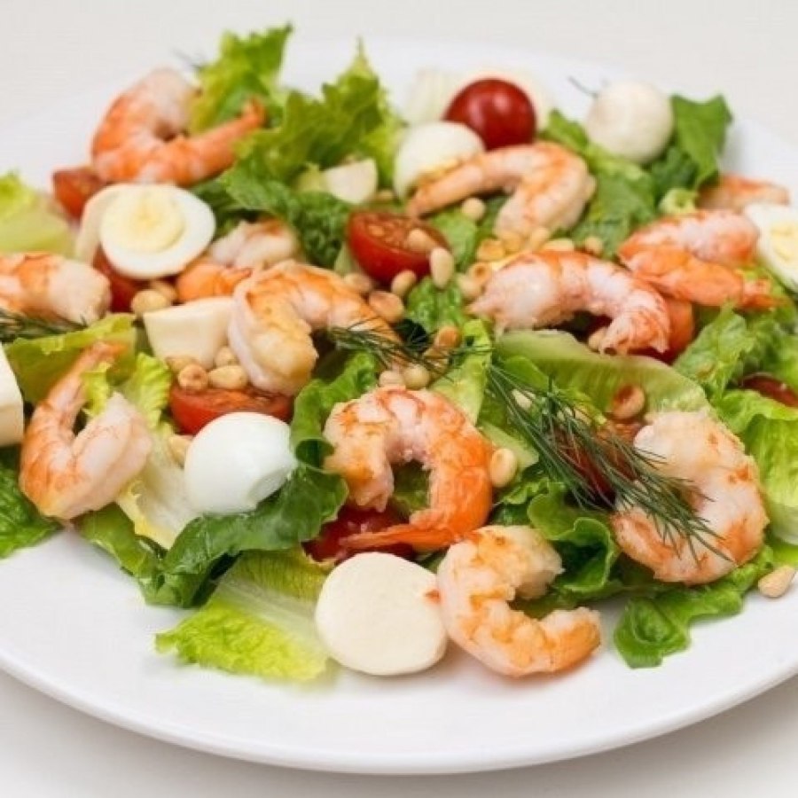 Помидоры с моцареллой и соусом песто