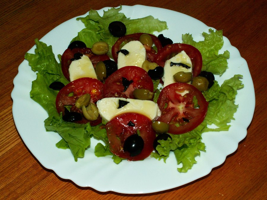 Салат моцарелла с томатами