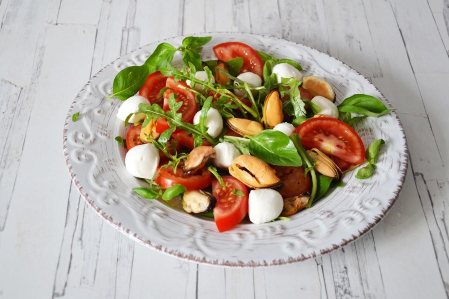 Салат с перепелиными яйцами и помидорами черри и сыром