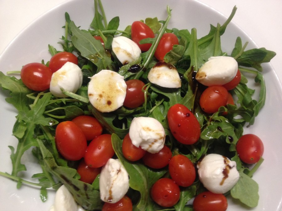 Капрезе с рукколой и песто