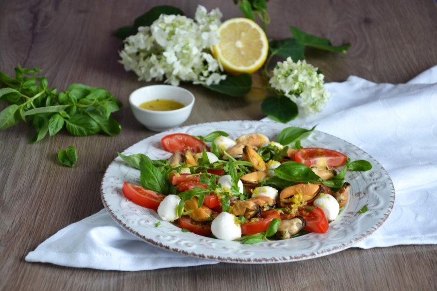 Моцарелла руккола помидоры