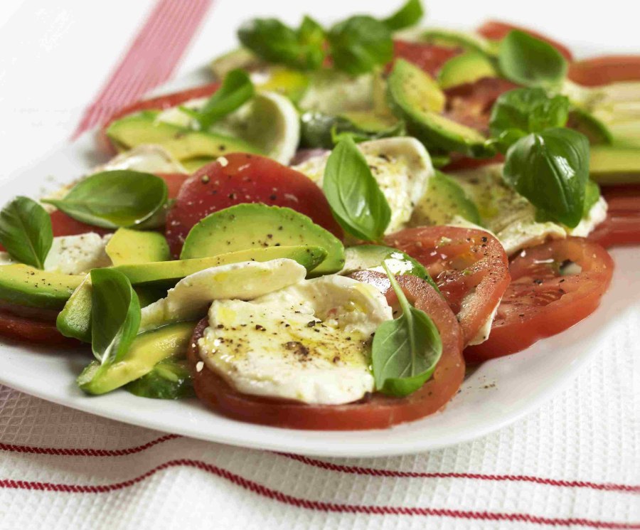 Айсберг помидоры моцарелла салат