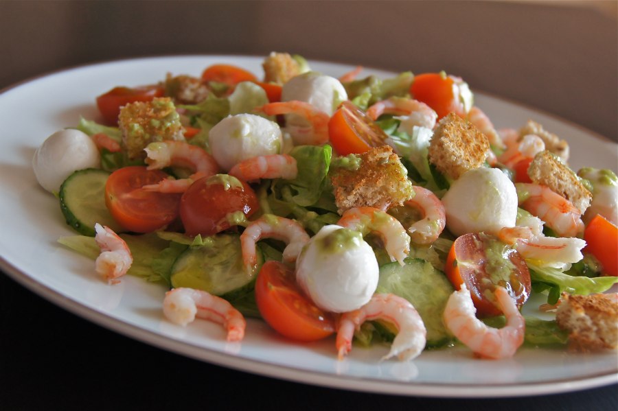 Салат черри моцарелла курица