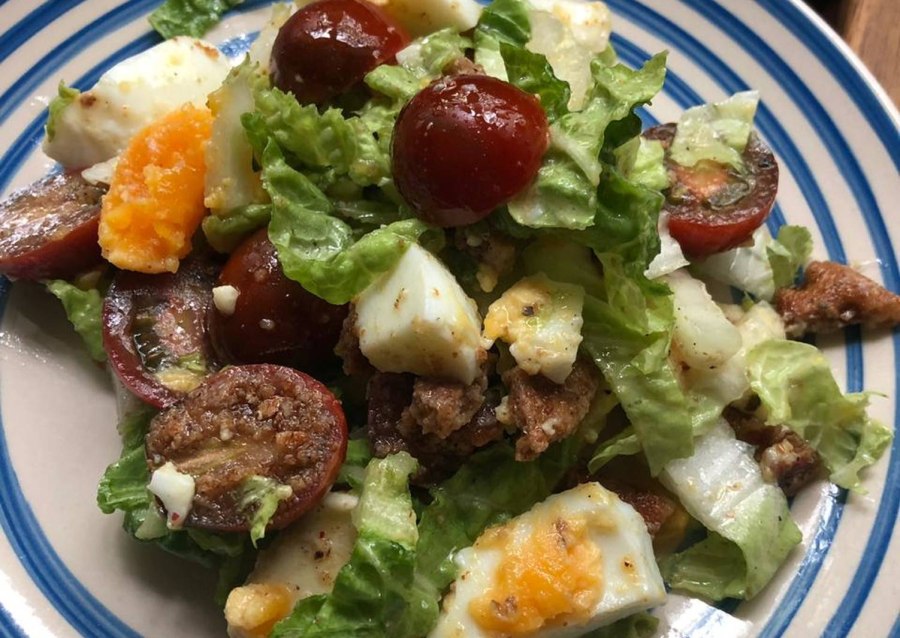 Салат с моцареллой и яйцом