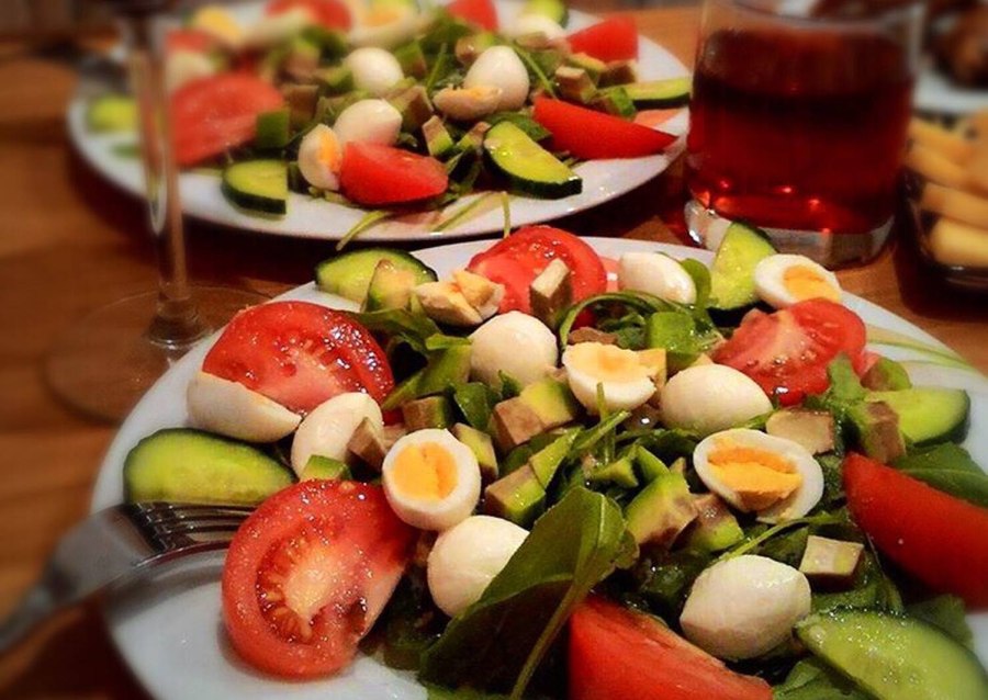 Салат с перепелиными яйцами и помидорами черри и сыром