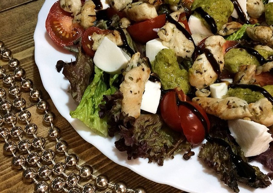 Салат помидоры с моцареллой и базиликом