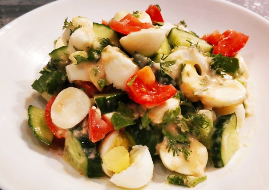 Салат с перепелиными яйцами моцареллой помидорами