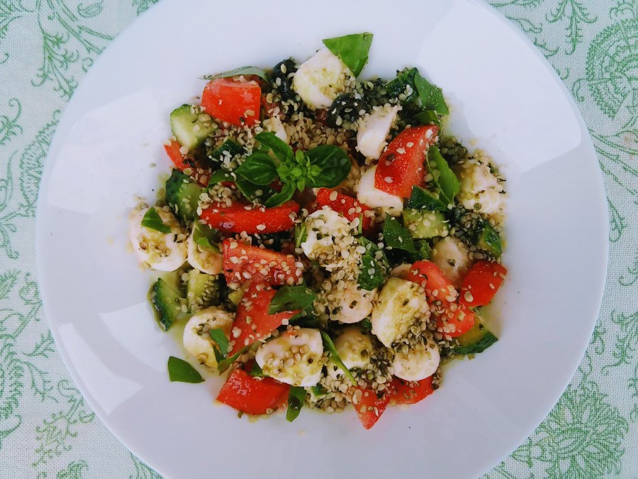 Салат с моцареллой и томатами черри