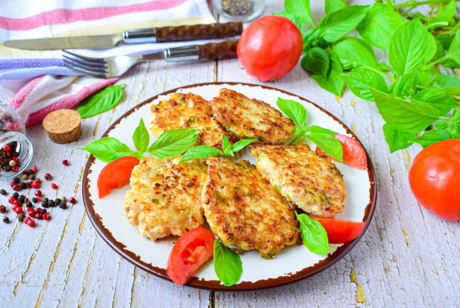 Оладьи из куриной грудки с сыром и кабачком