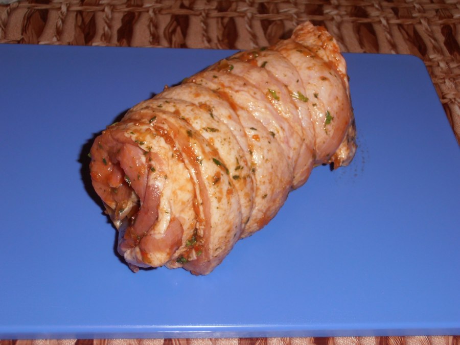 Свиной рулет с фисташками