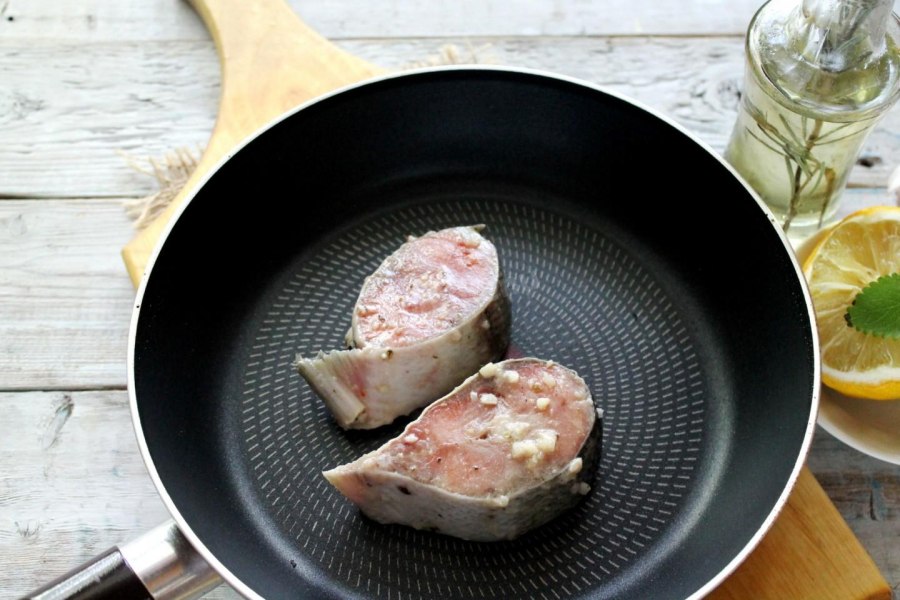 Стейк горбуши в духовке