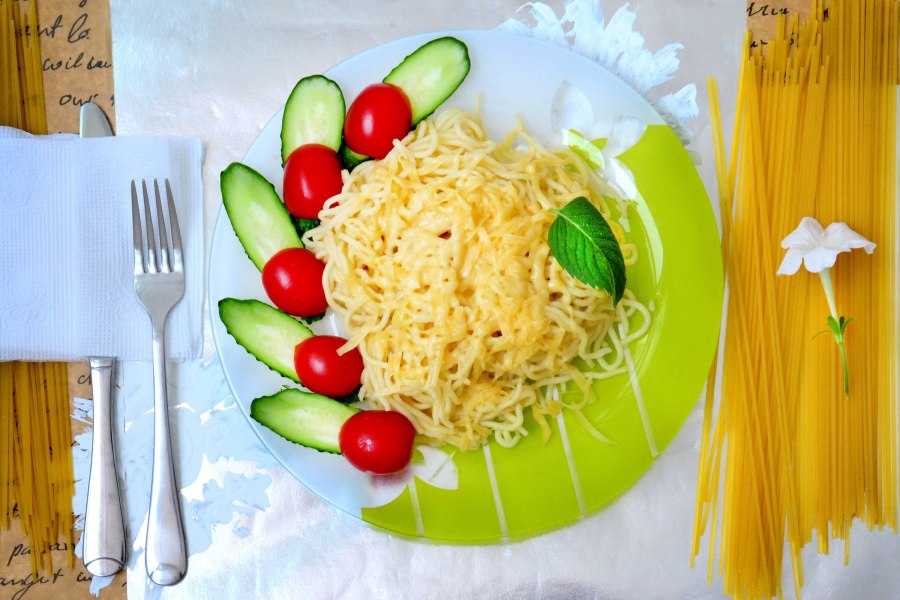 Макароны в тарелке