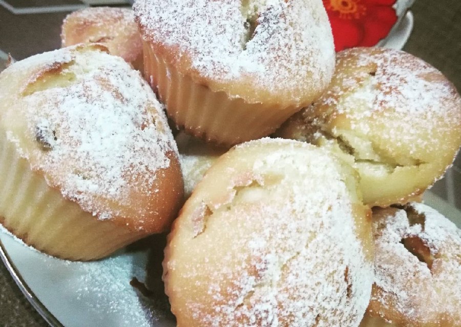 Кексы с изюмом в силиконовых формочках