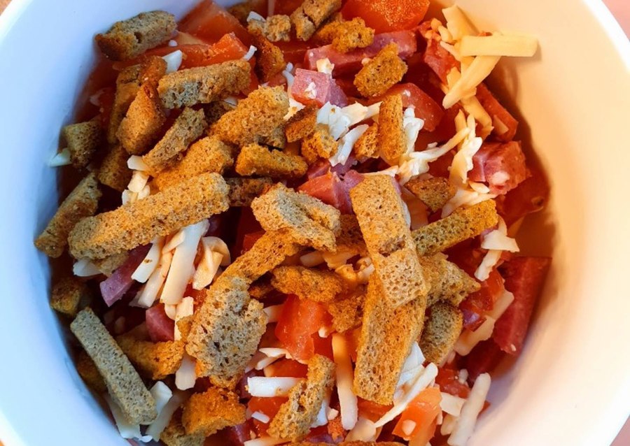 Салат с колбасным сыром и сухариками