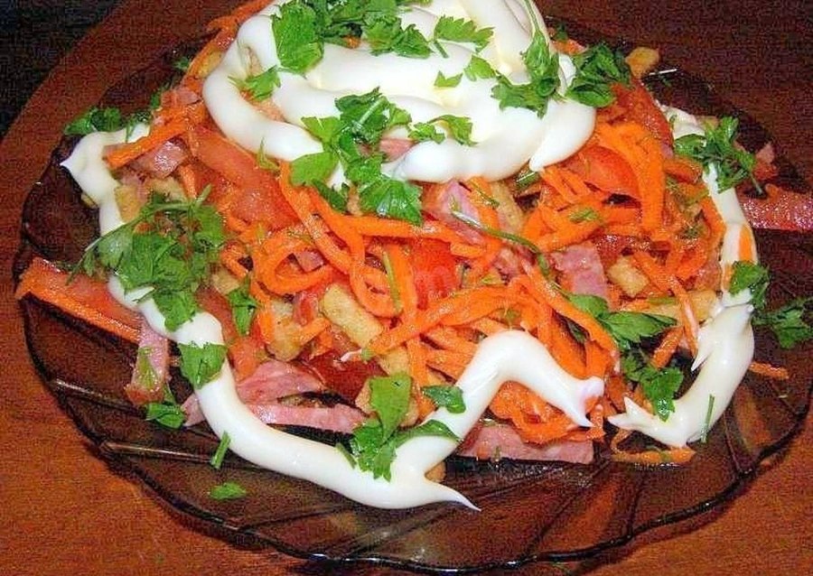Салат с кириешками и колбасой