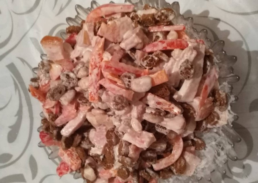 Салат с сервелатом и сухариками