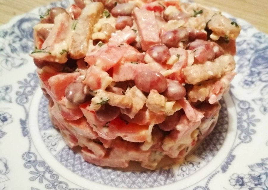 Салат с фасолью и сыром и помидорами и сухариками