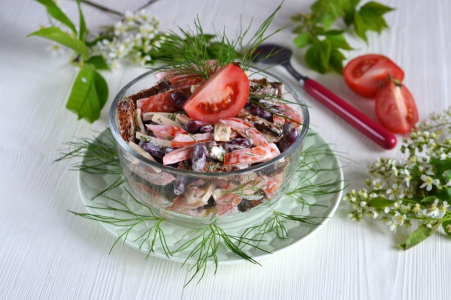 Салат с колбасным сыром