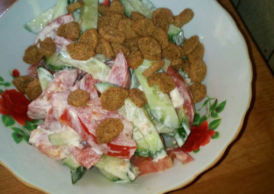 Салат с кириешками и копченой колбасой и помидорами