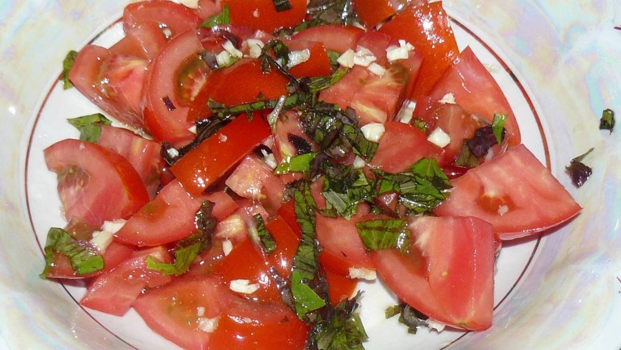 Салат с сухариками и фасолью и копченой колбасой помидорами