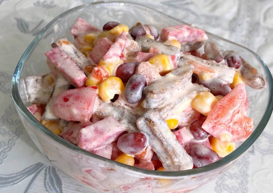 Салат сытный с сухариками